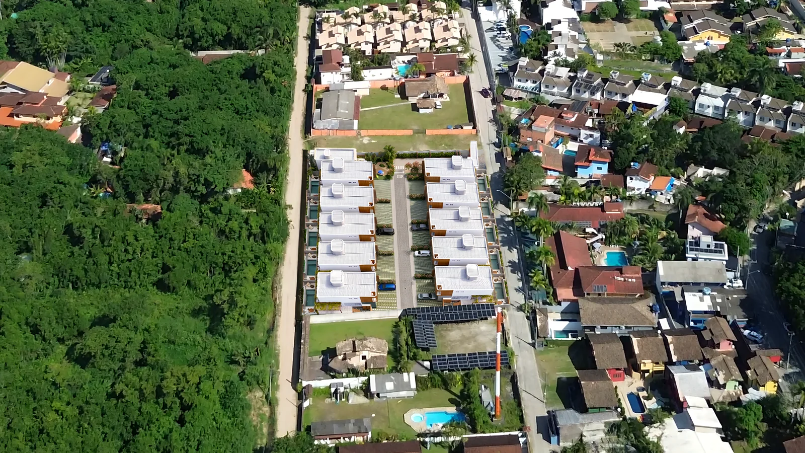Vista aérea do terreno com as 10 casas do PRANA