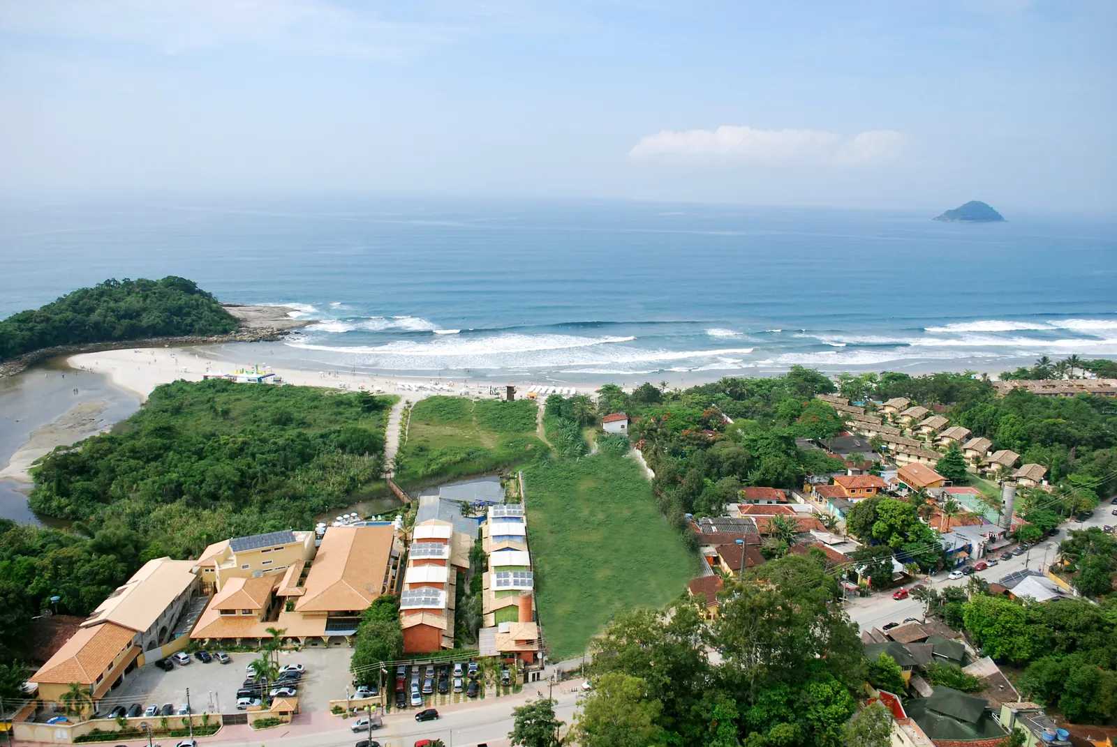 Vista aérea de Camburi com a Pousada Villa Camboa, da família Costa, perto da praia